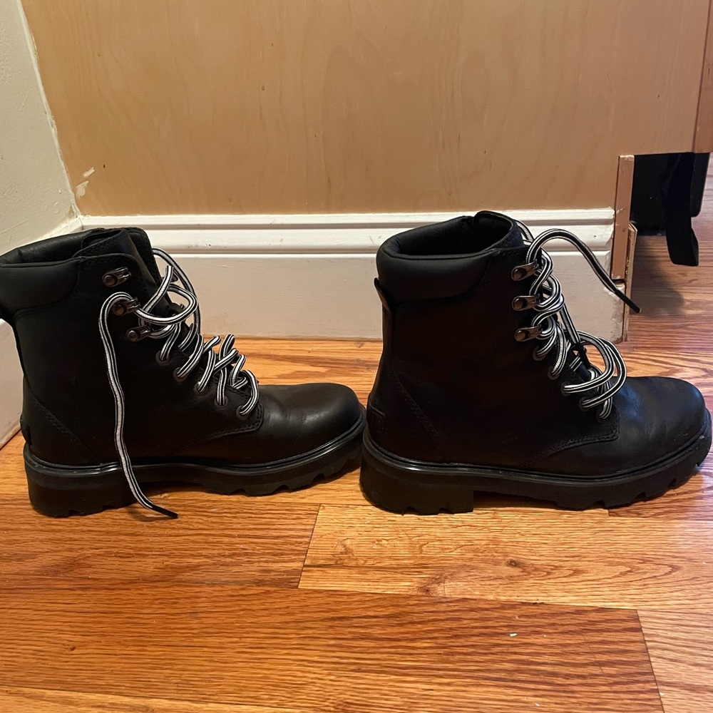 Sorel water proof winter boots. Size 7 in Fairly new condition, worn once.